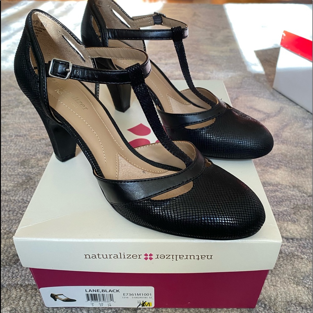 Woman's Naturalizer black pumps